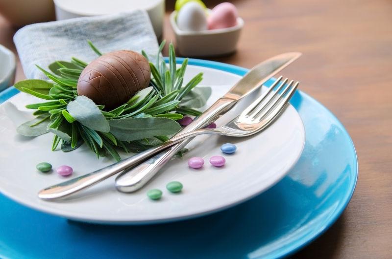 桌子上的复活节彩蛋