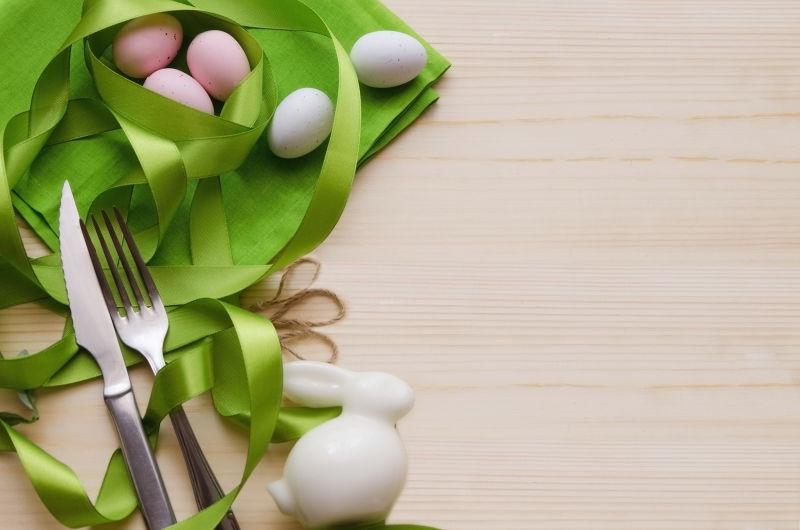 复活节彩蛋和装饰兔子