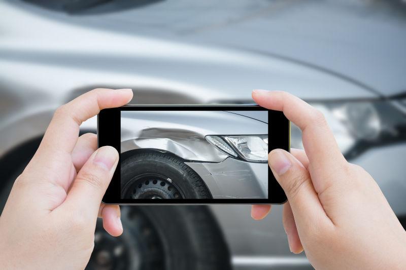 用移动智能手机拍摄撞车事故
