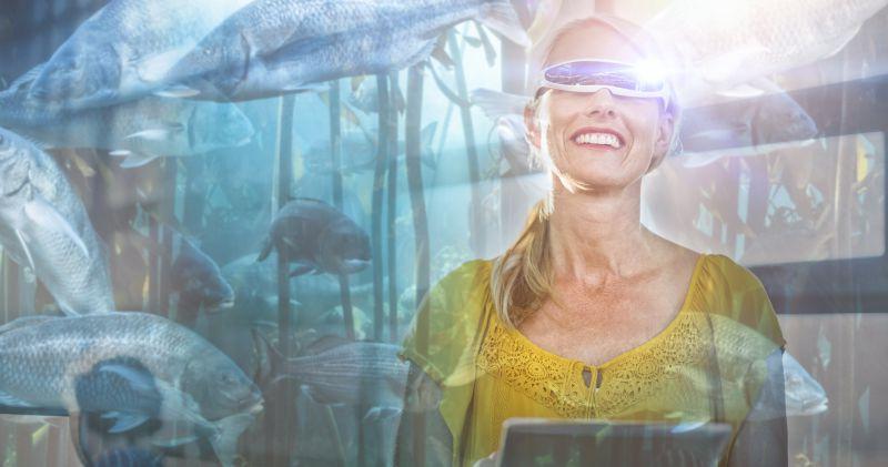 女子带着VR眼影看海底世界