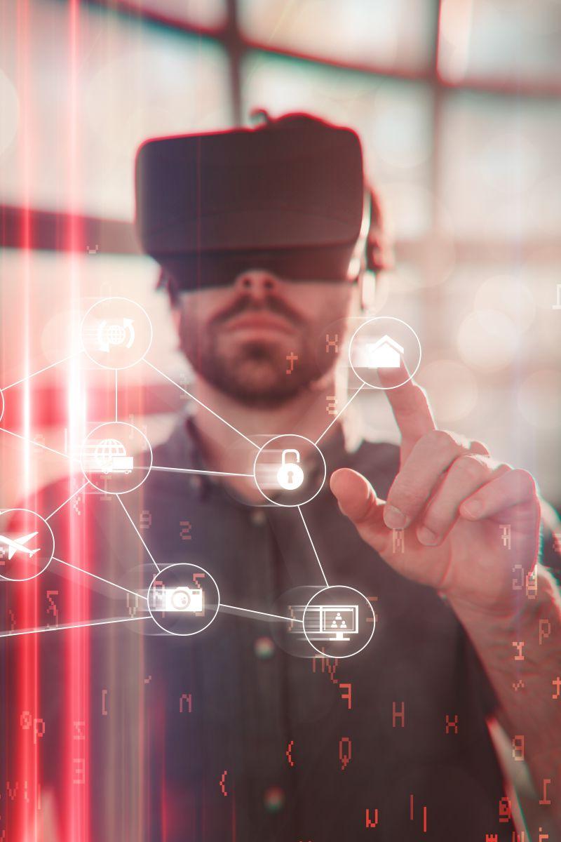 男子带着VR眼镜旋转虚拟图标