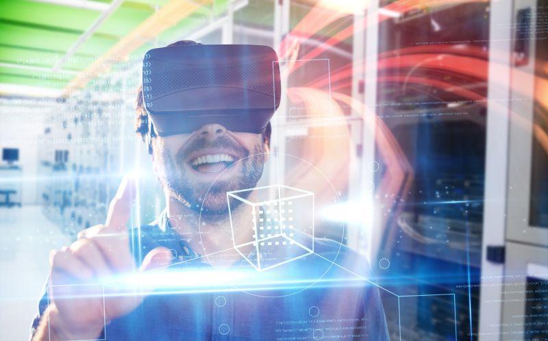 男子VR眼镜虚拟的现实体验