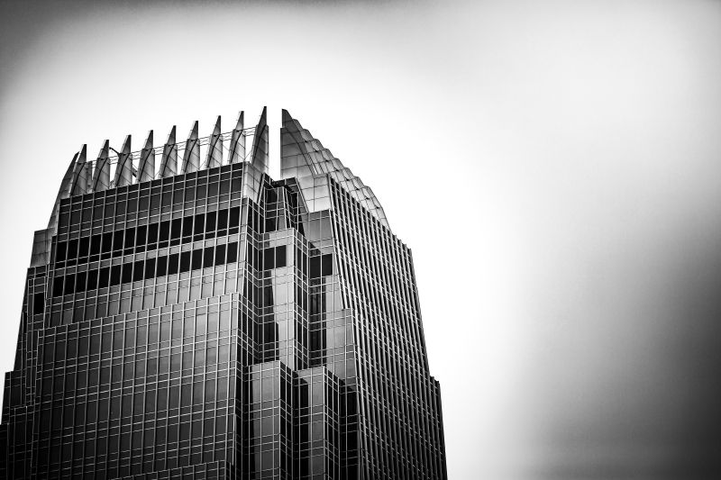 黑白色调的摩天大楼