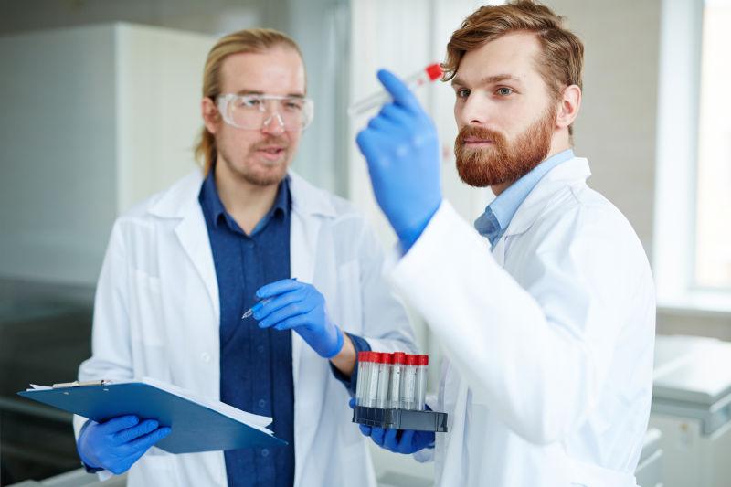 实验室内研究疫苗的男性科学家