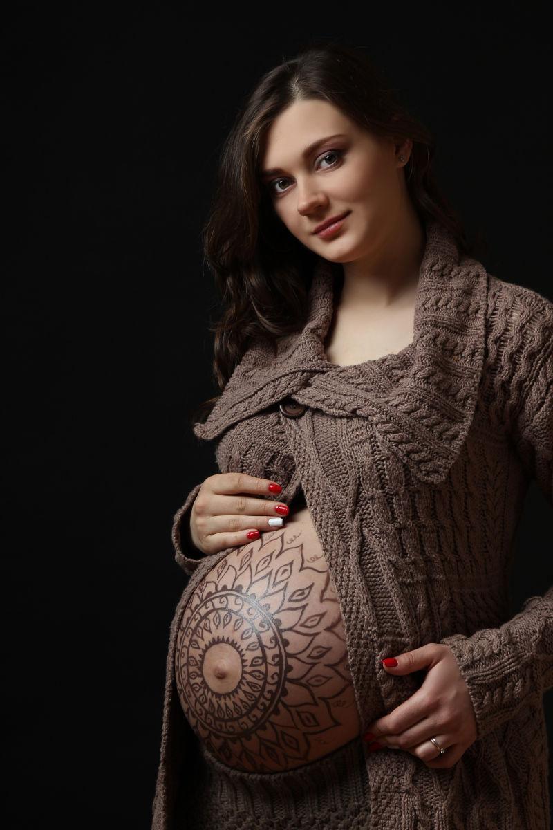 孕妇肚子上复古的纹身