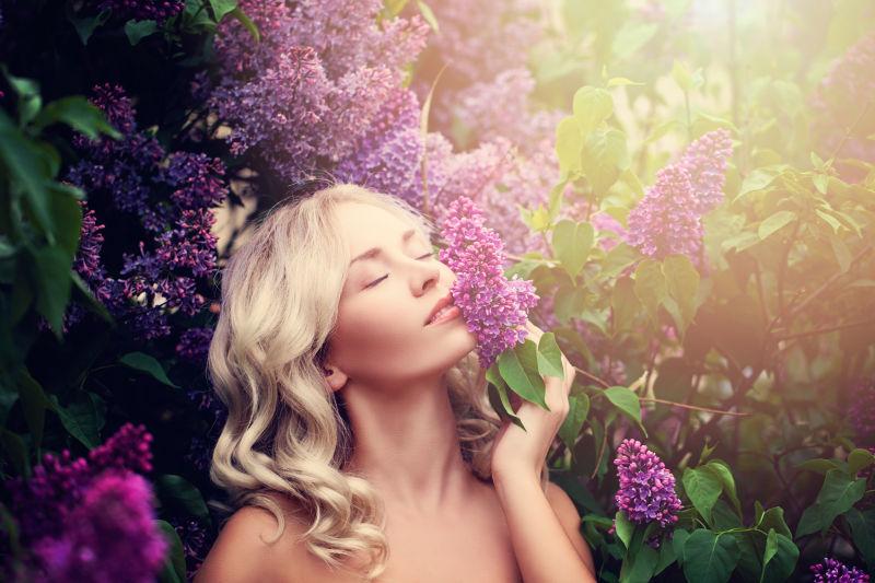 紫色花丛中的金发美女