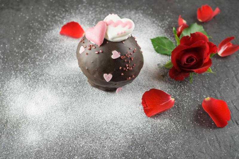 巧克力甜点和红色玫瑰
