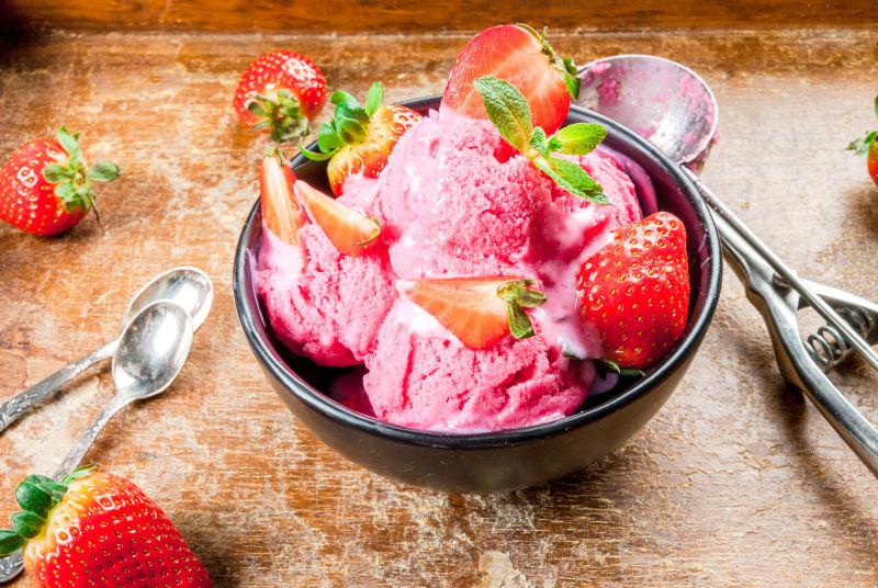 草莓冰淇淋和草莓和薄荷