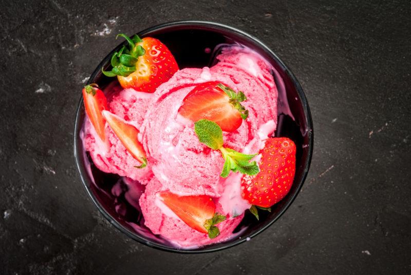在黑色混凝土桌上的草莓冰淇淋