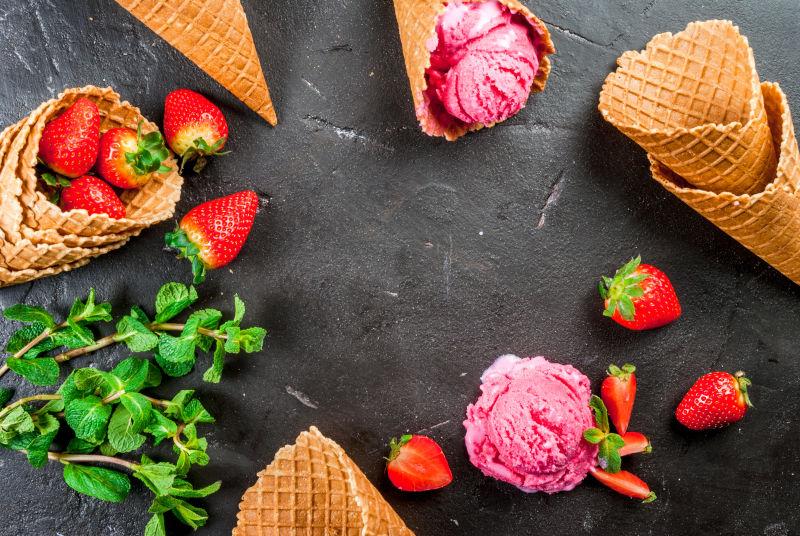 粉红草莓冰淇淋
