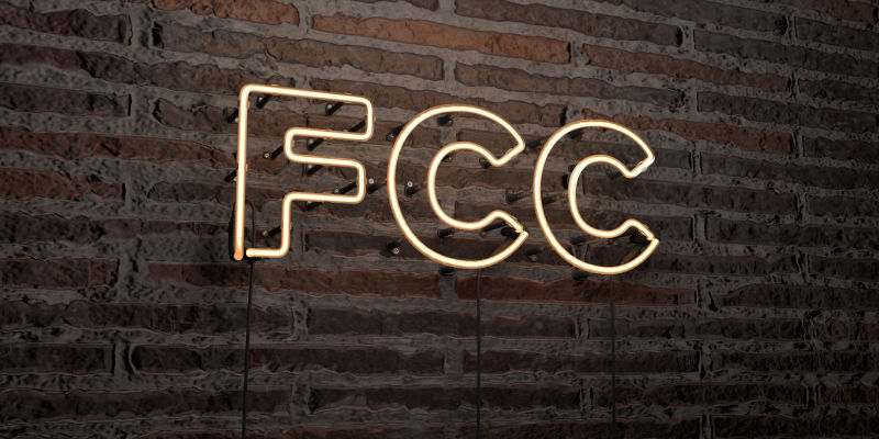 FCC字母霓虹灯砖墙背景