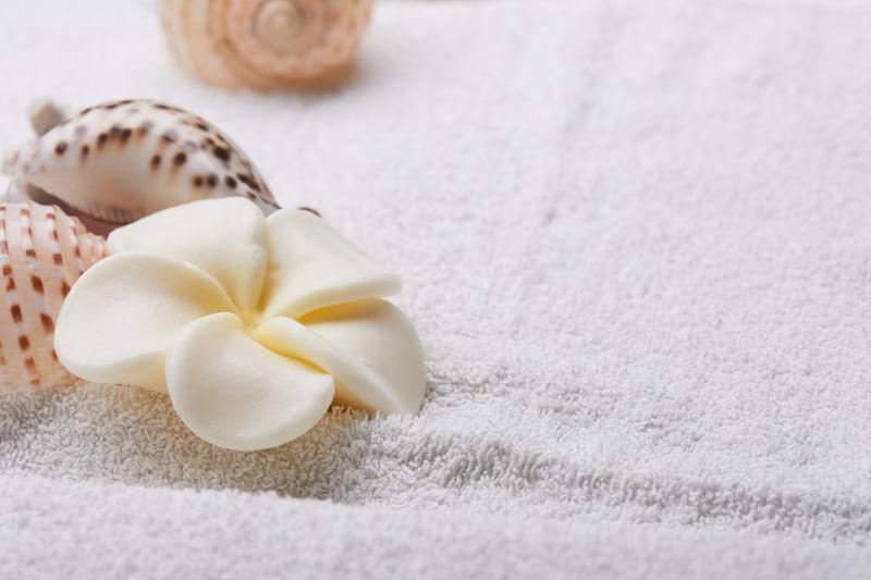 毛巾上的白色水疗spa花朵