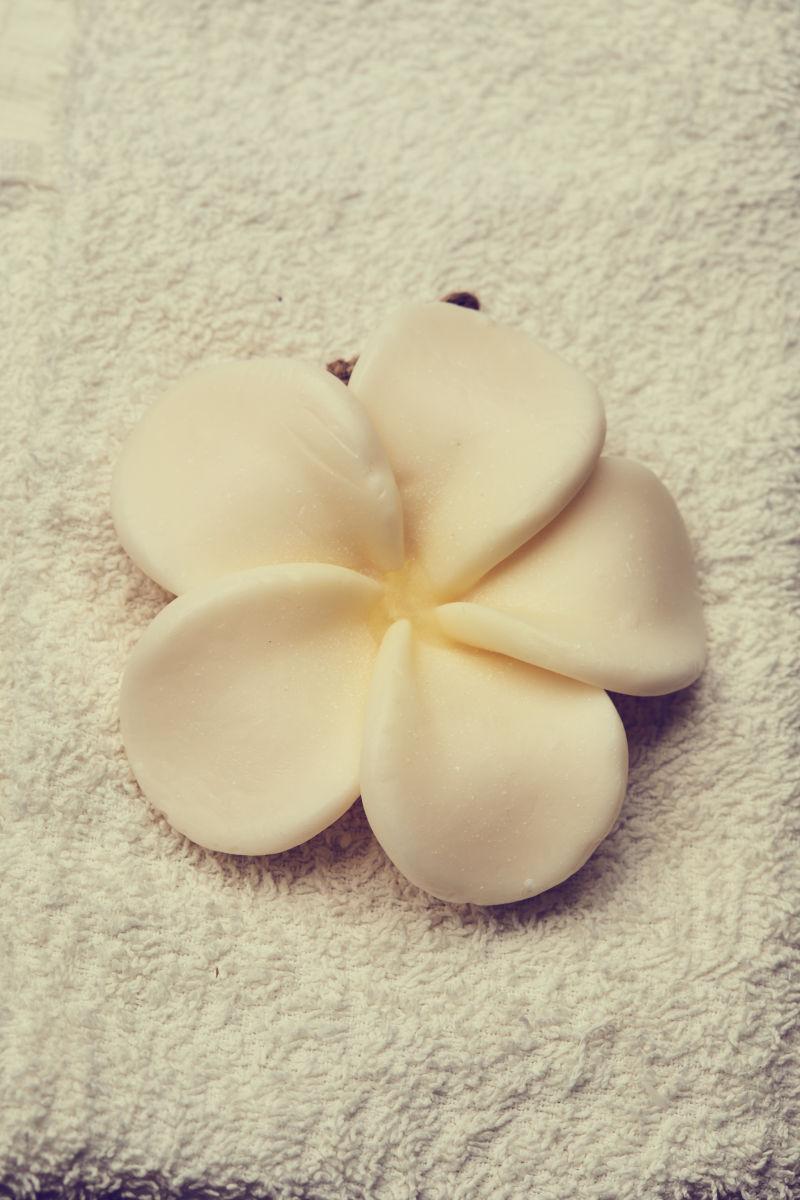 毛巾上上的白色水疗spa花朵