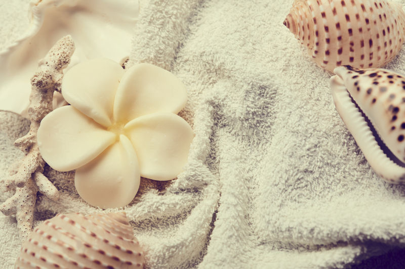 毛巾上放着的白色水疗spa花朵