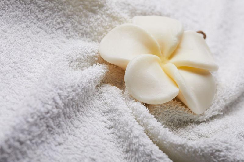 白毛巾上的水疗spa花朵