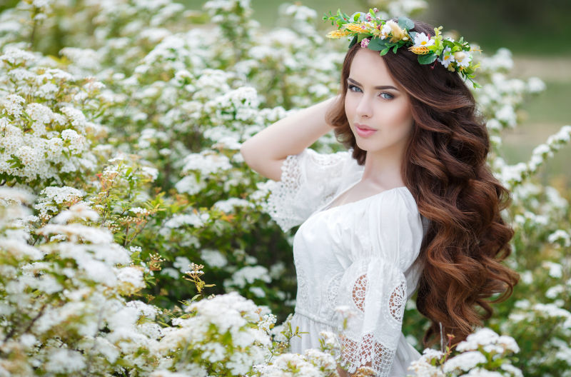 白色花丛中的年轻美女