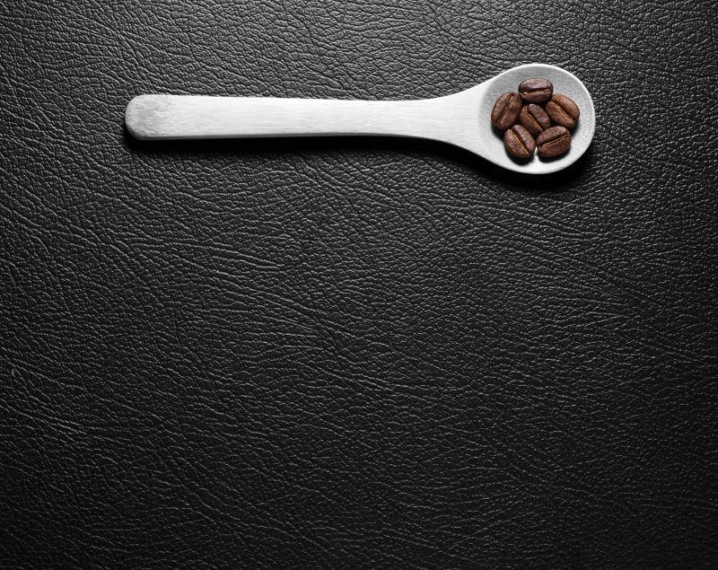 白色勺子里的咖啡豆