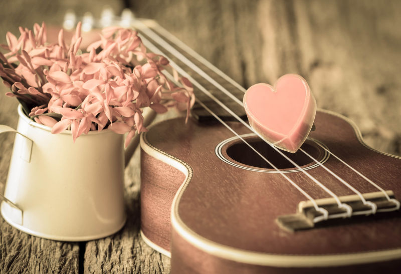 旧桌上的情人节爱心与吉他背景