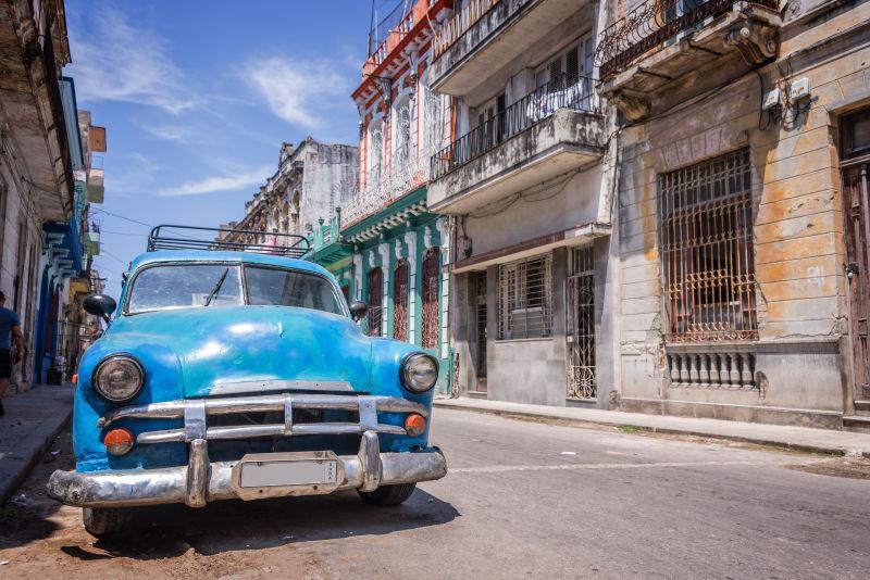 老式美国经典车在古巴哈瓦那