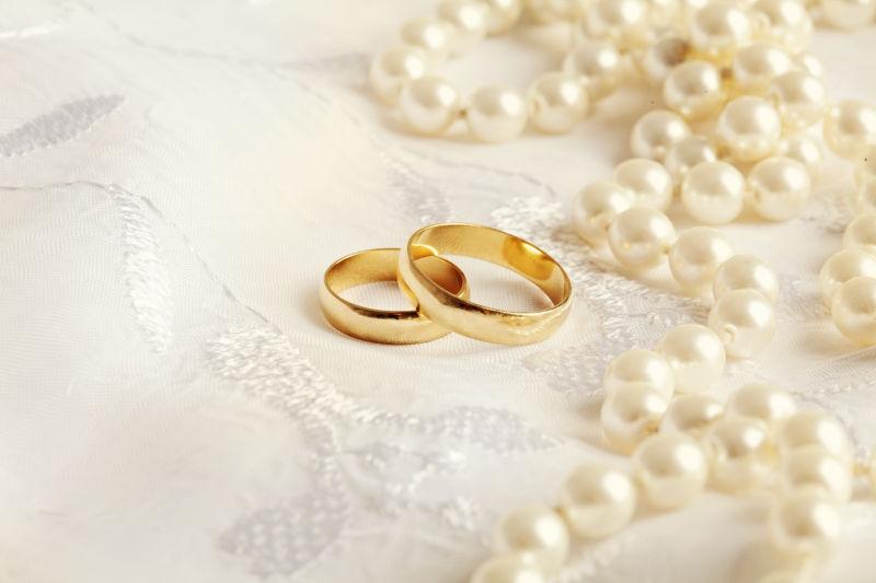 结婚戒指与珍珠婚纱装饰