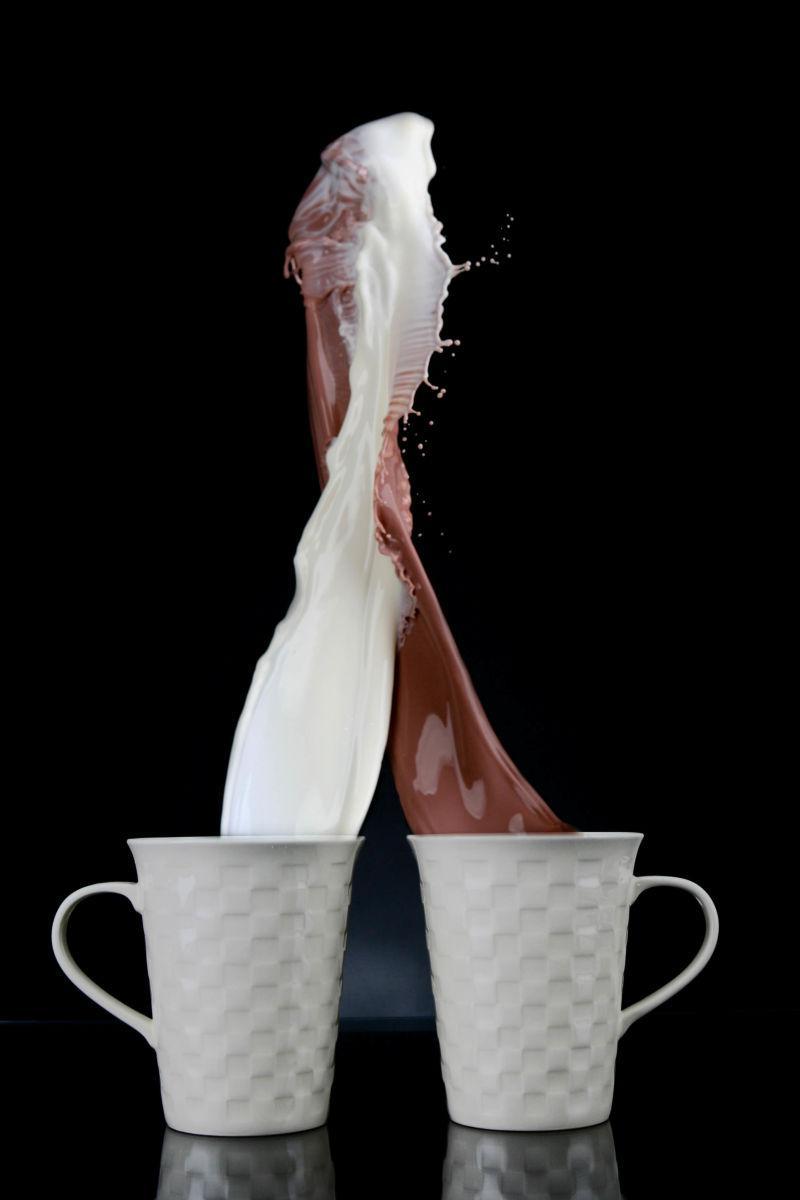 溢出来的咖啡和牛奶