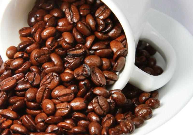 杯子里烤熟的咖啡豆