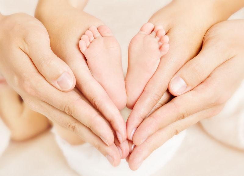 父母的手与婴儿的脚
