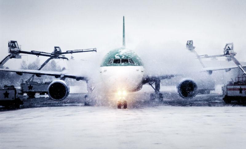 冬季下雪天起飞的飞机
