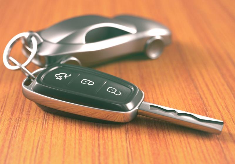 车钥匙有一个汽车形状的钥匙链