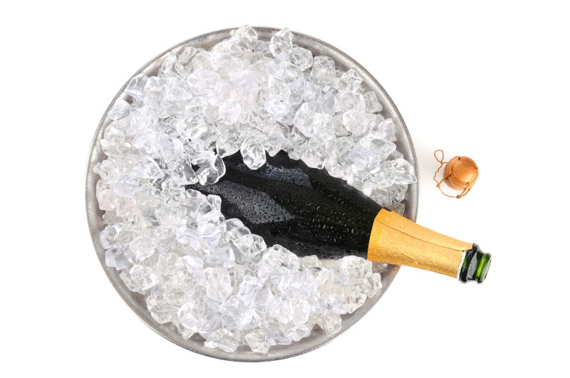 放在冰面上的香槟