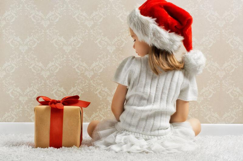 圣诞礼物和小女孩