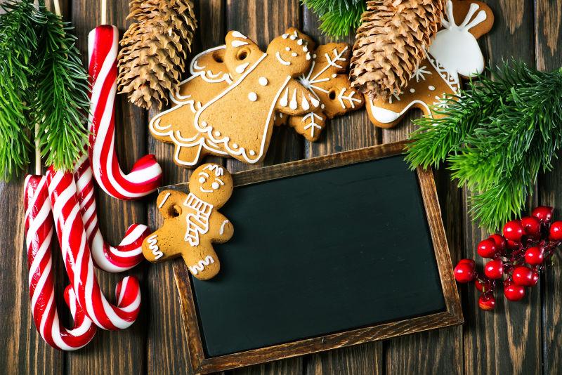 桌上的圣诞饼干姜饼和黑板