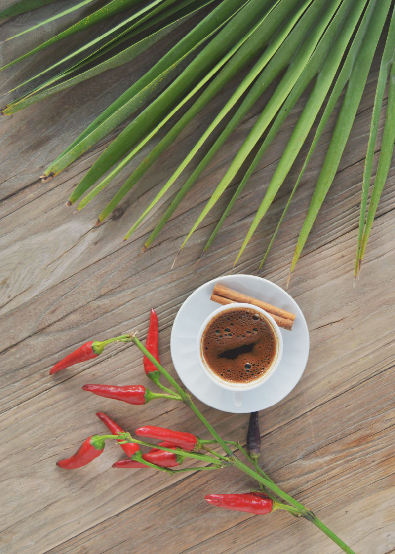 桌面上的咖啡与树叶辣椒