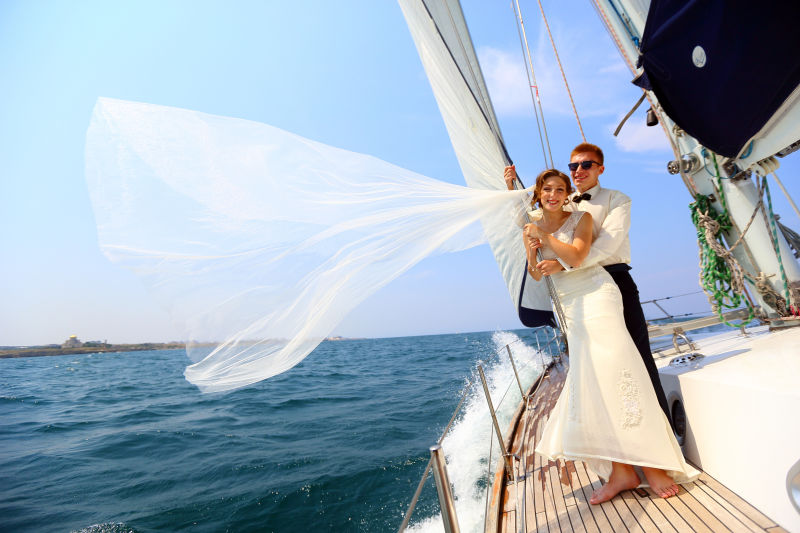 新娘和新郎乘游艇蜜月旅行