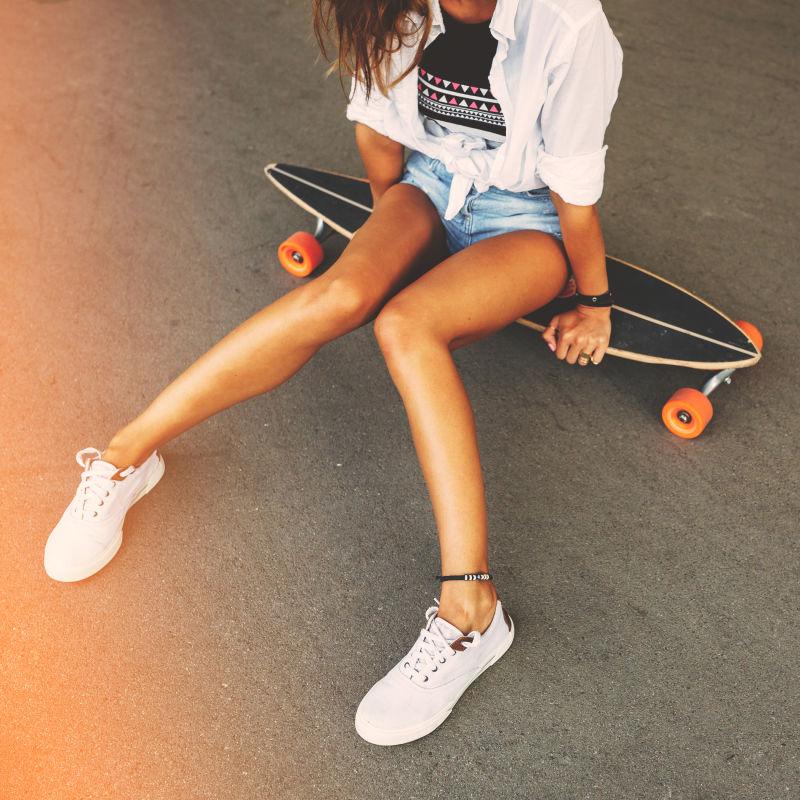坐在滑板上的女孩