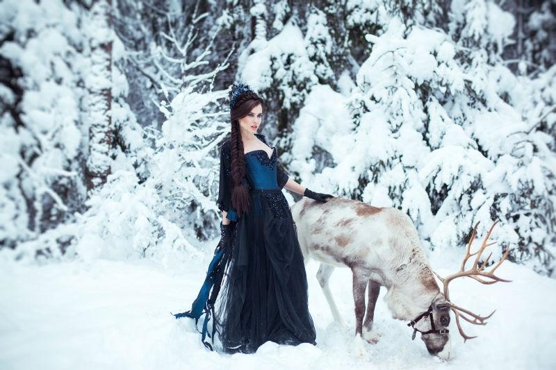 冬日背景中冰雪女王和麋鹿