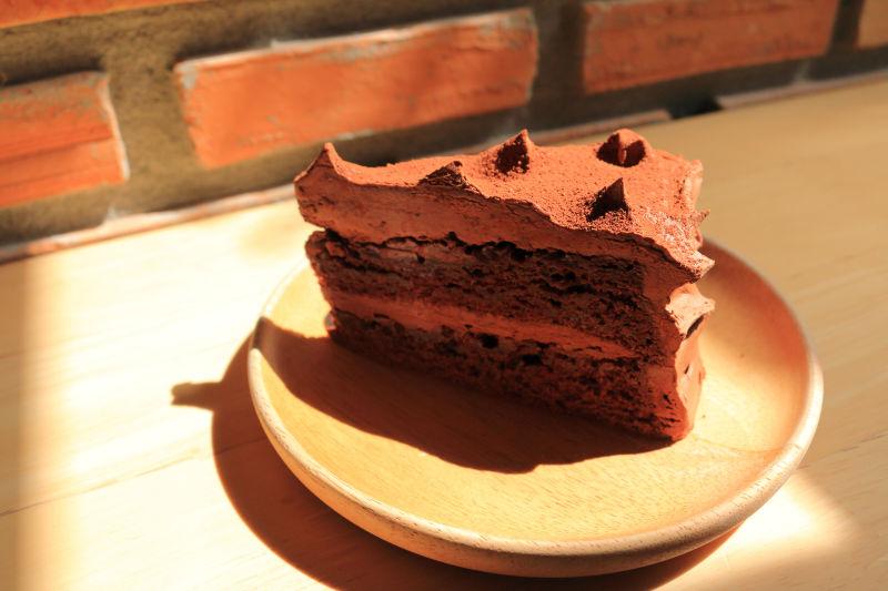 阳光下盘子里的美味的巧克力蛋糕
