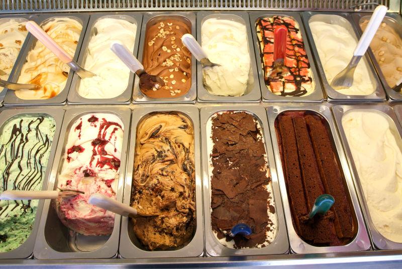 餐厅里不同口味的冰淇淋