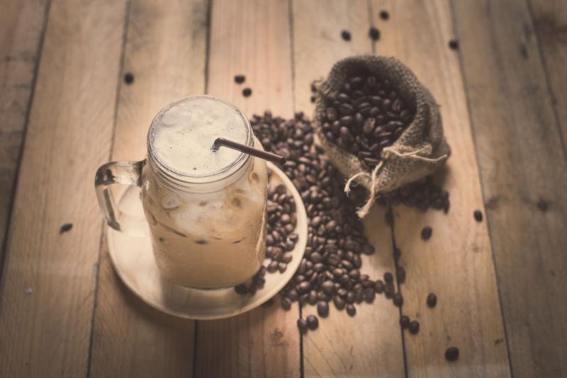 冰咖啡和散落的咖啡豆