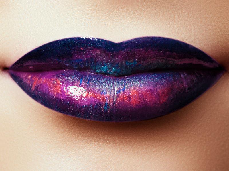 蓝紫色美丽的嘴唇
