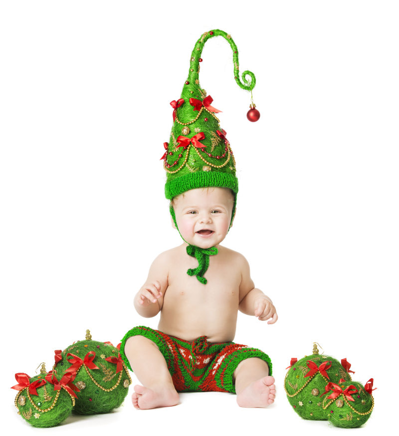 戴着绿色圣诞帽子的宝宝
