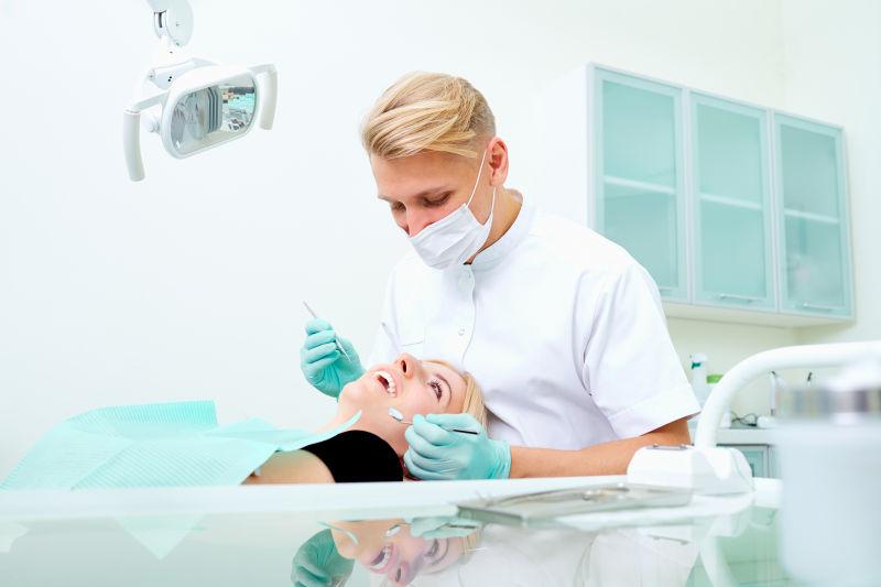牙科诊所的男牙医
