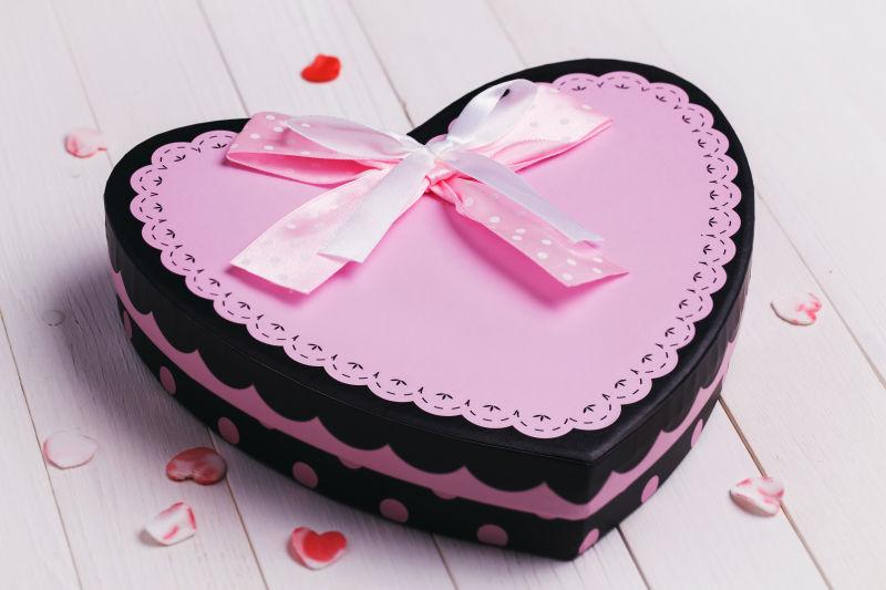 心形的粉色礼品盒