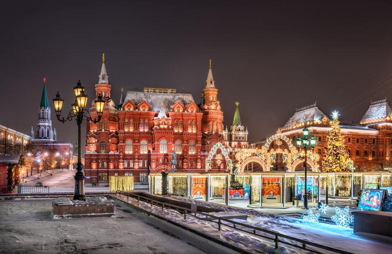 冬季严寒的Maeige广场圣诞装饰夜景