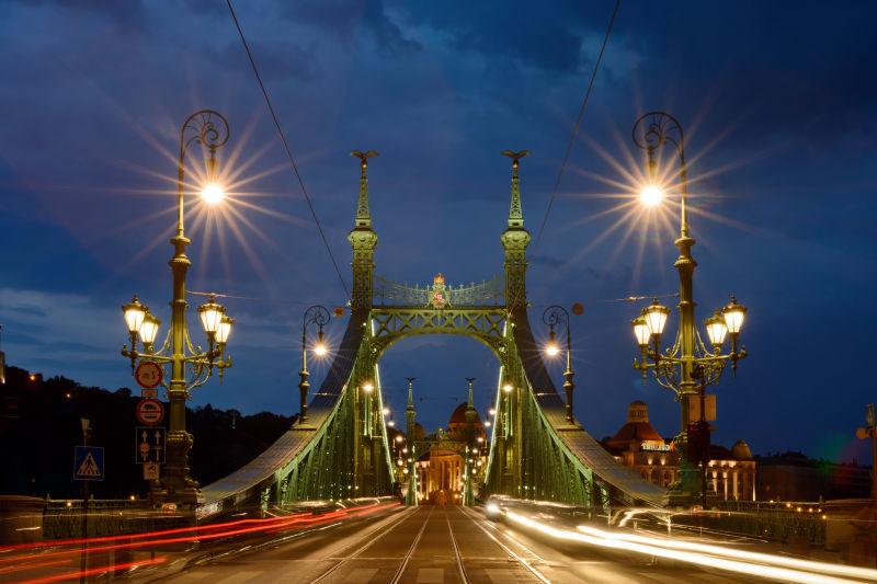 布达佩斯夜景中带灯笼和移动交通灯的自由桥