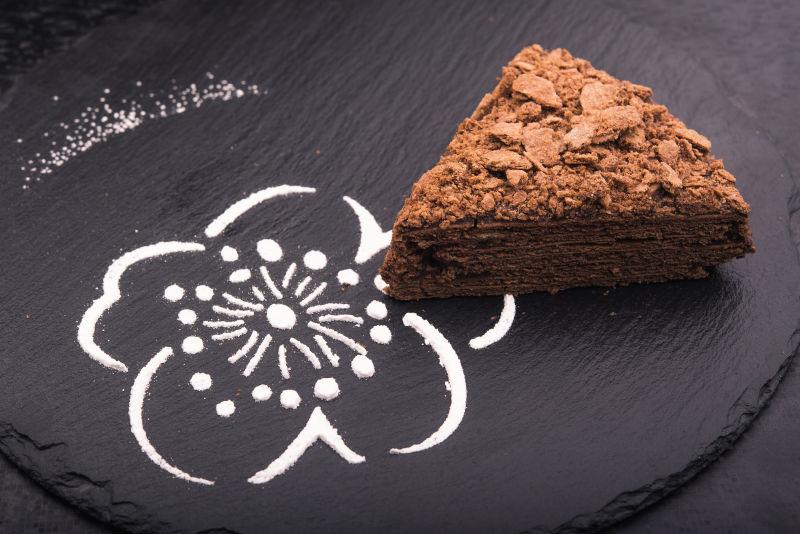 一块美味的巧克力蛋糕在黑色桌上