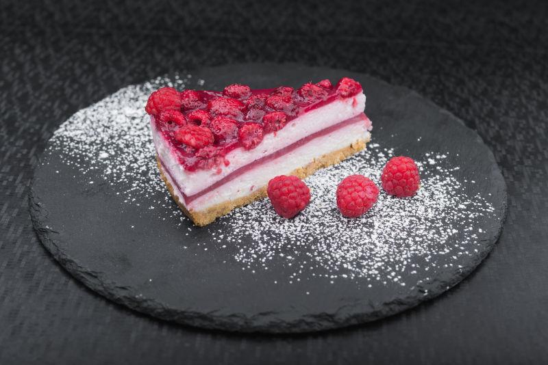 石板岩上的美味树莓蛋糕