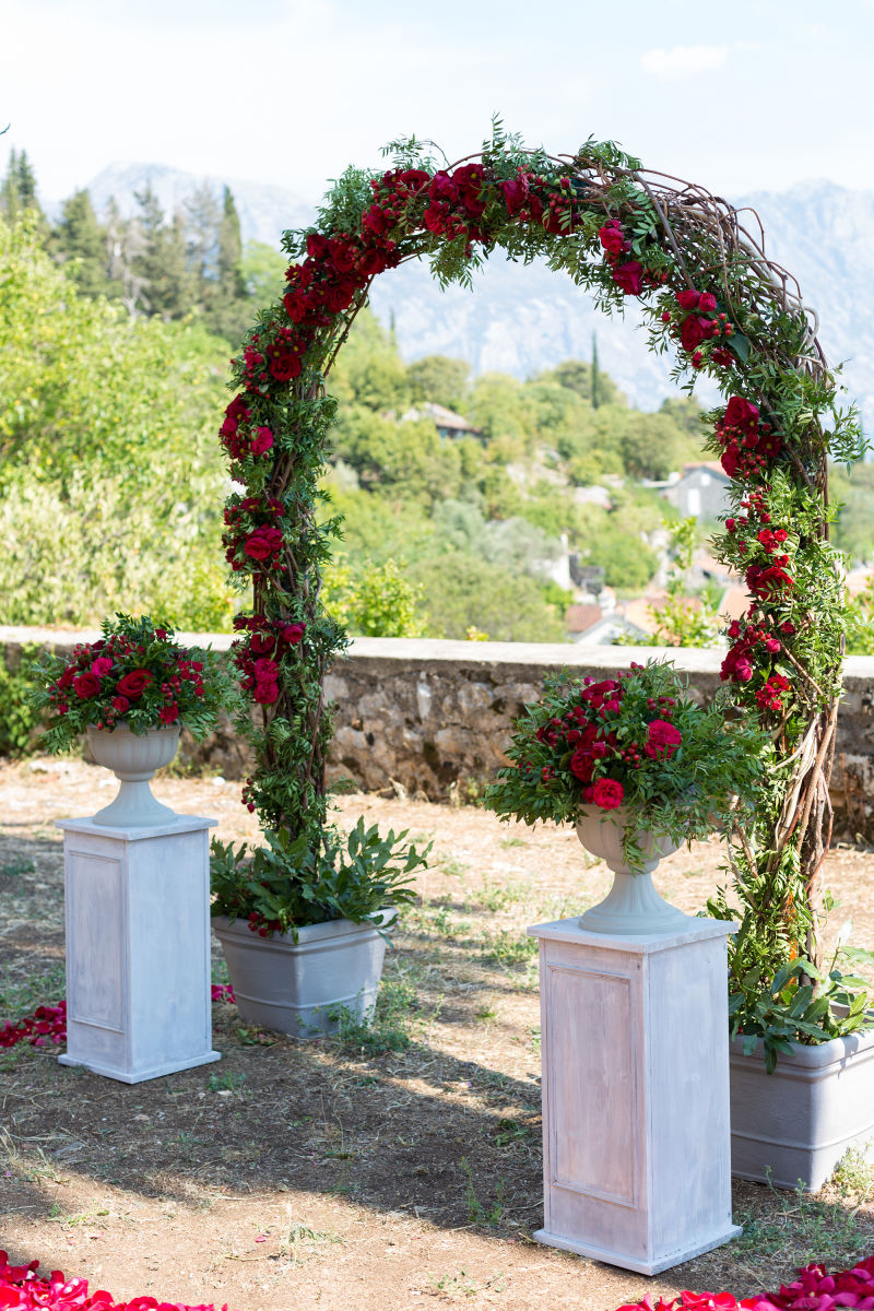 户外婚礼鲜花的拱门