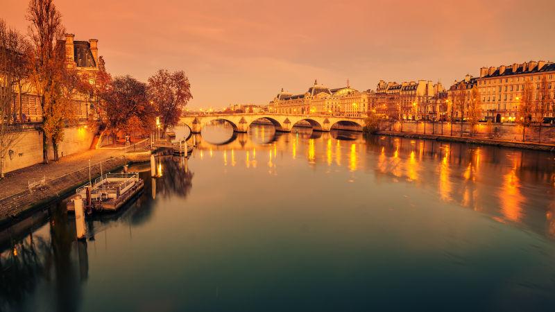 巴黎日出时的塞纳河