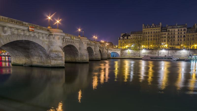 夜幕下的法国巴黎塞纳河上的拱桥